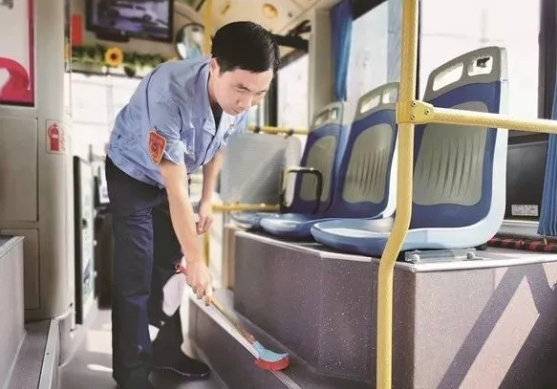 你我身邊的公交車長(zhǎng)丨石亞杰: 服務(wù)乘客很用心 意見本成表?yè)P(yáng)本
