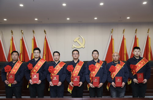 0206 修理能手從左至右依次為 邵冠峰、王寶玉、潘春樂、李龍、許特斯、韓利杰、寇增亮.jpg