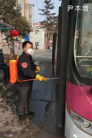 抗擊疫情,讓黨旗飄揚(yáng)在公交防控一線