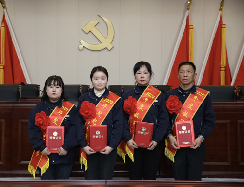 0207 從左至右依次為 點鈔能手王璐、充值能手孫昭娣、教學(xué)能手王慧娟、孫衛(wèi)東.jpg