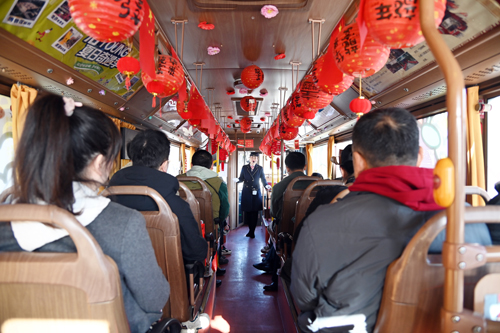 慶祝建司70周年！洛陽(yáng)公交集團(tuán)邀請(qǐng)市民代表“零距離”探秘公交03.JPG